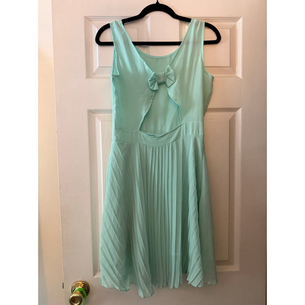Beautiful Light Flowy Pleated Mint Dress Size Large - Picture 2 of 5
